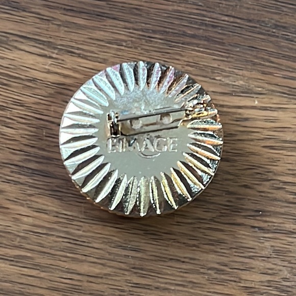 Large faux pearl brooch set in twisted gold tone frame 1980s minimalist - Picture 5 of 9